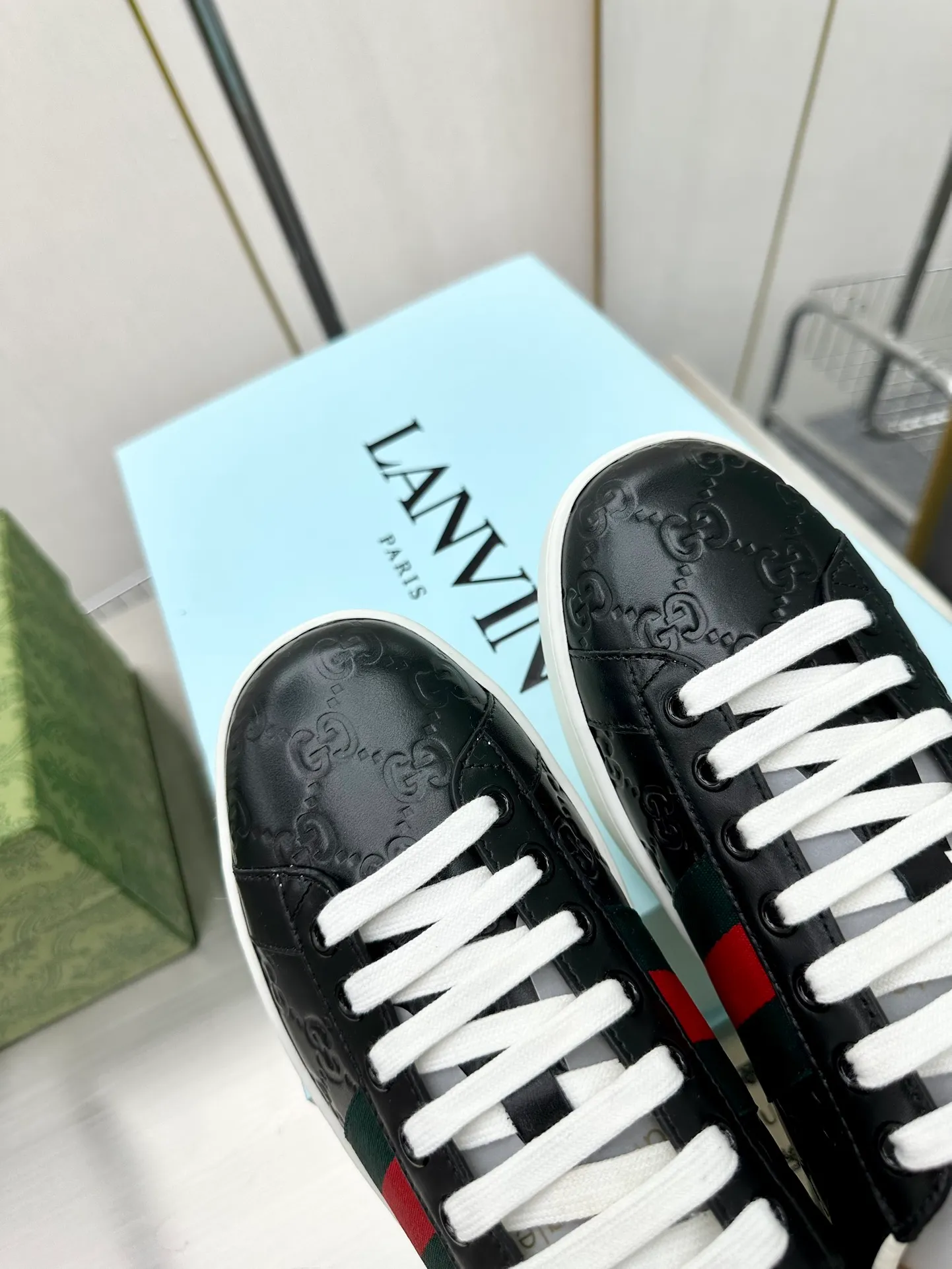 👟👟Ex-factory price 540👟👟 Men's size +10 Top version: Gucci G family classic Ace series Embroidery Little Bee White Shoes Couple Style Ribbon Love Casual Sports Shoes Sneakers Original Purchase Development Production This brand's classic low-top sports shoes interweave golden embroidered bees with red and green webbing. The bee is a classic element of the brand. It appeared in the Gucci ready-to-wear series in the 1970s. Exquisite packaging at the delivery counter🛍📦 ▪️Fabrics: Original custom imported first-layer cowhide ▪️Foots: Original custom cowhide lining ▪️Sole: Original open-molded rubber non-slip material ▪️Sole thickness: 2.5CM ▪️Size: Women's 34-41 (customized 34/41) ▪️Size: Men's 38-46 (38/46 customized)